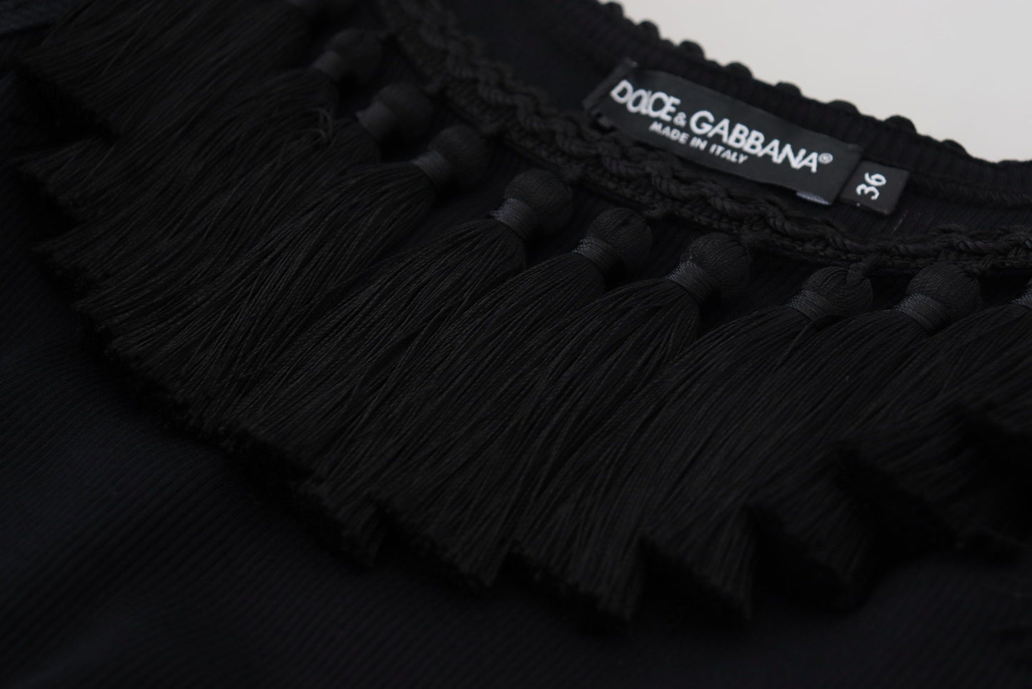 Blusa negra sin mangas de algodón con borlas