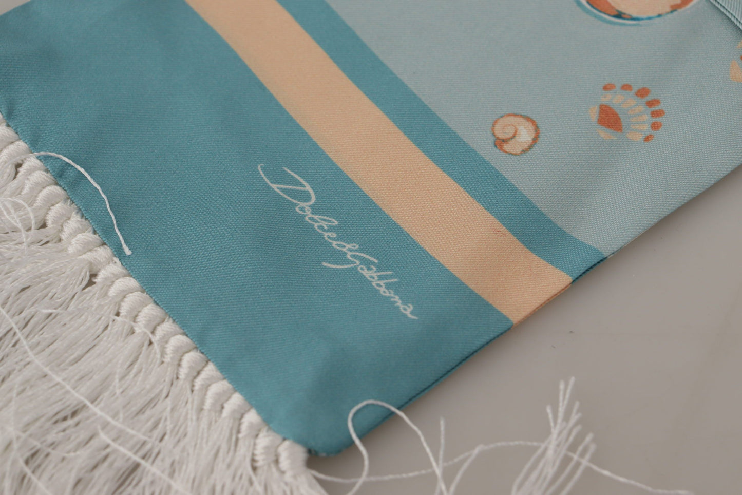 Bufanda de seda azul brillante con estampado de conchas y flecos