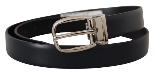 Cinturón formal de cuero negro con hebilla de metal plateado