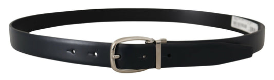 Cinturón formal de cuero negro con hebilla de metal plateado