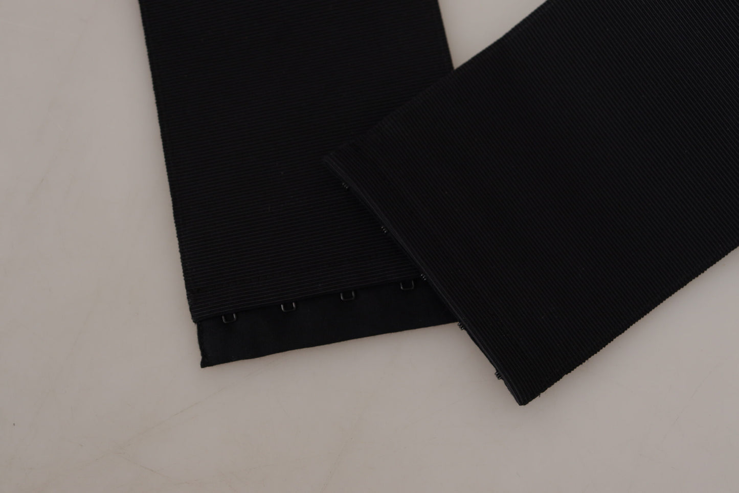 Ceinture en soie noire ornée de cristaux et de laiton