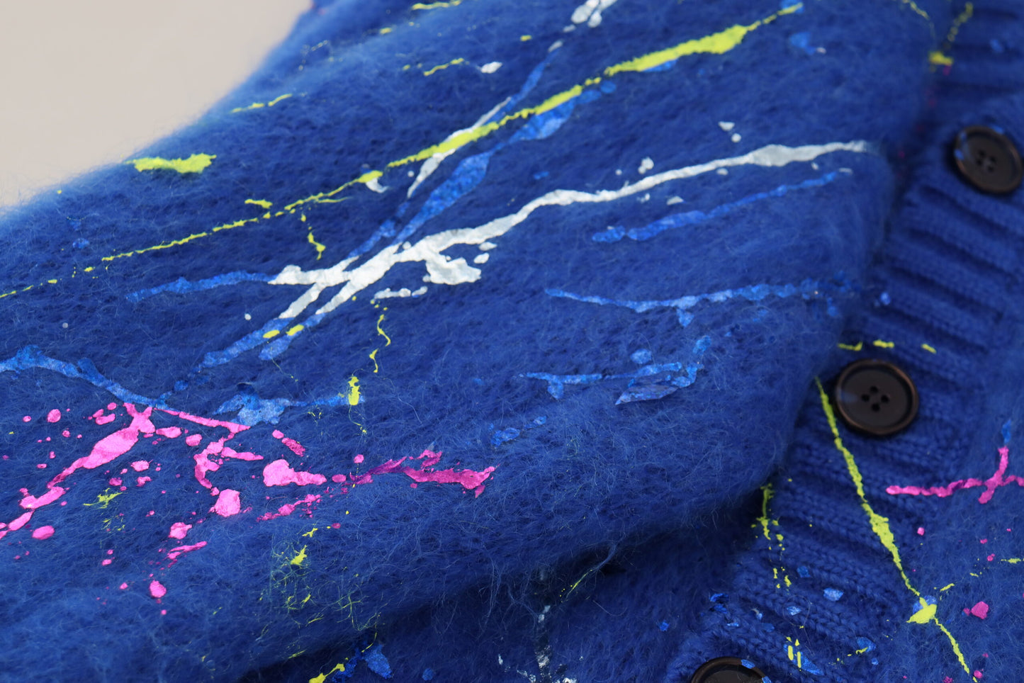 Suéter tipo cárdigan de mohair con salpicaduras de color azul