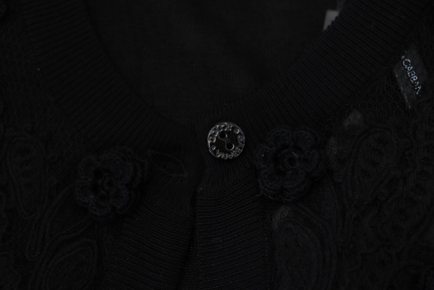 Pull cardigan noir à boutons en dentelle florale