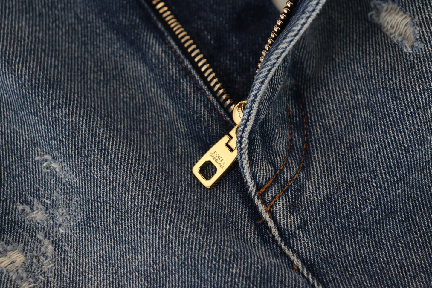 Vaqueros ajustados de algodón y mezclilla azul desgastados