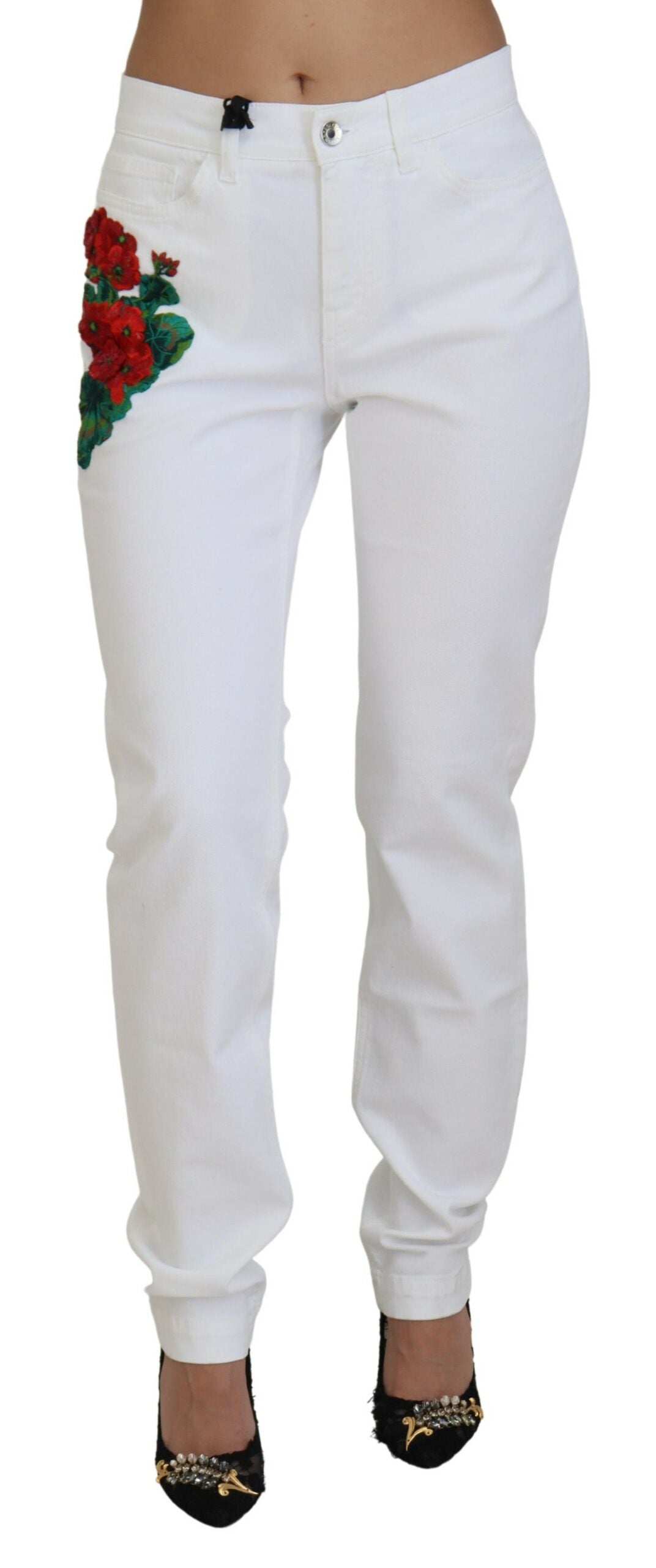 Vaqueros ajustados con bordado floral blanco