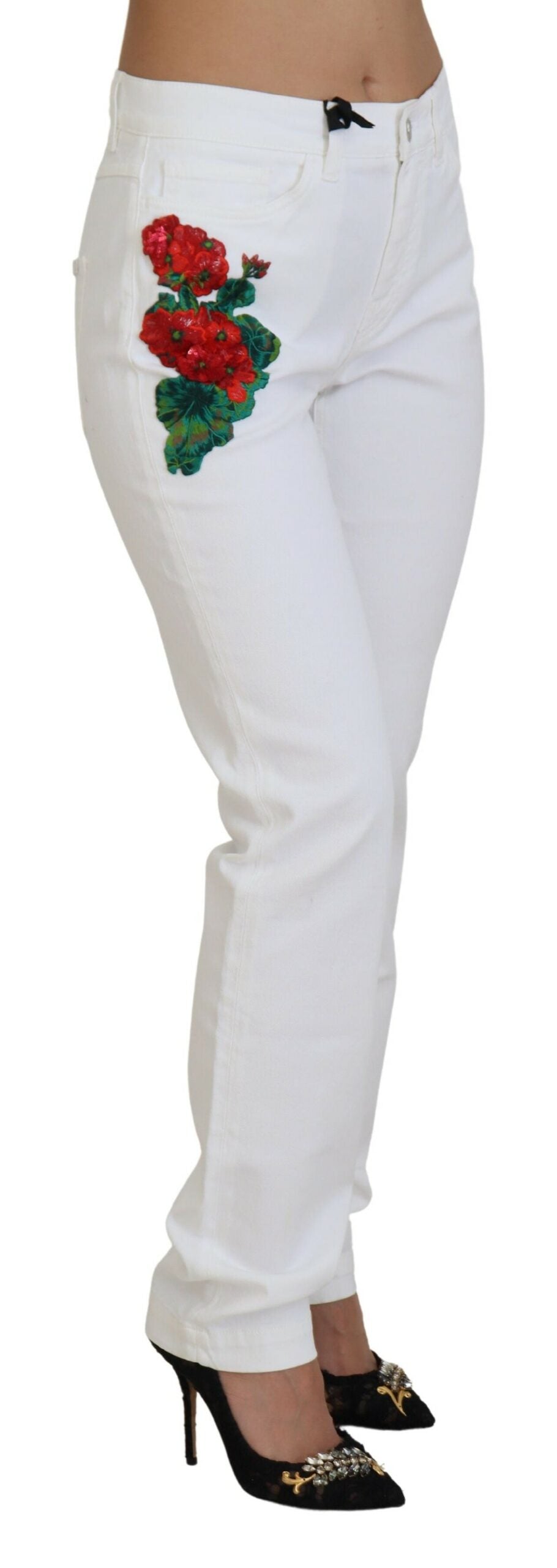 Vaqueros ajustados con bordado floral blanco