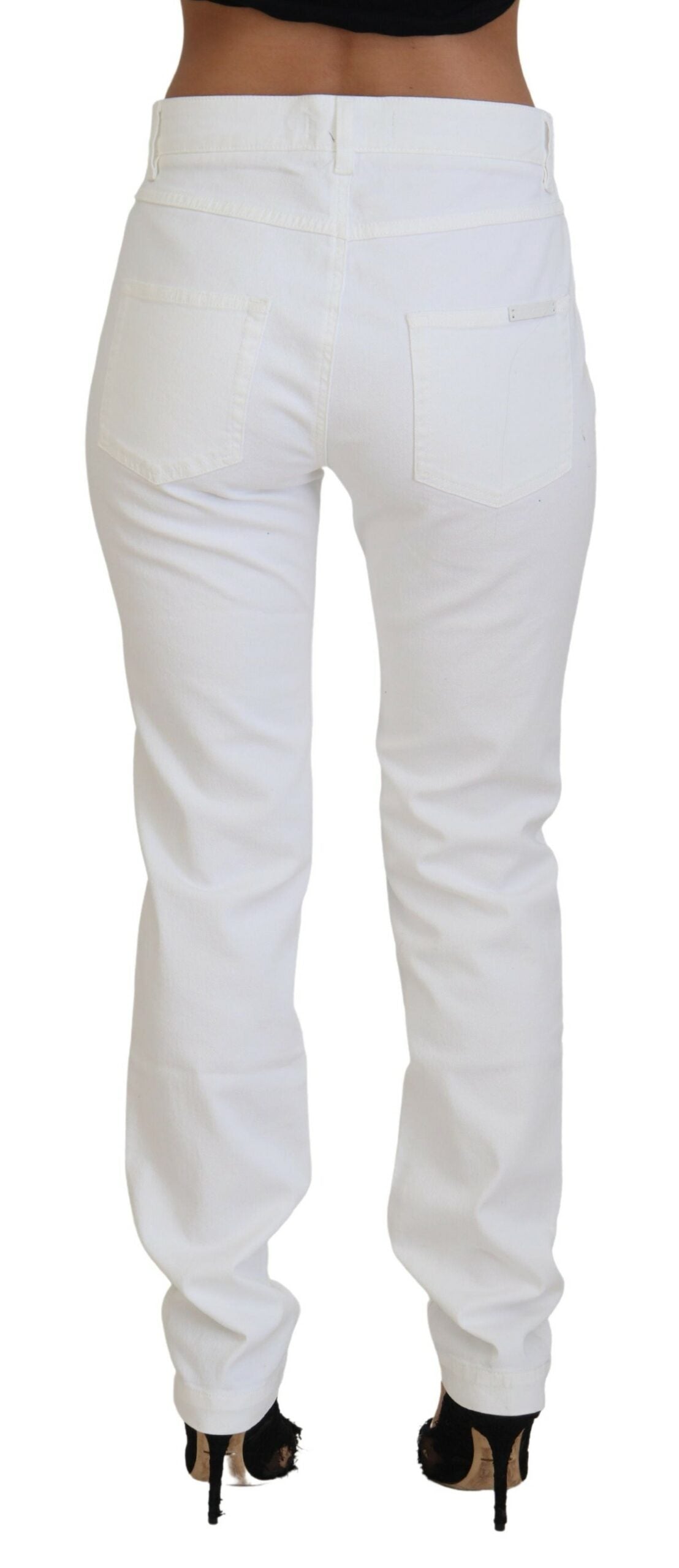 Vaqueros ajustados con bordado floral blanco
