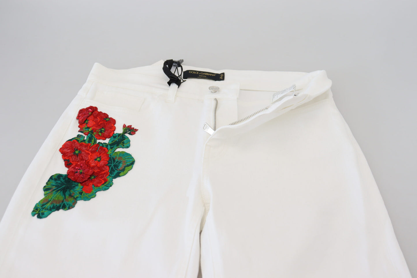 Vaqueros ajustados con bordado floral blanco
