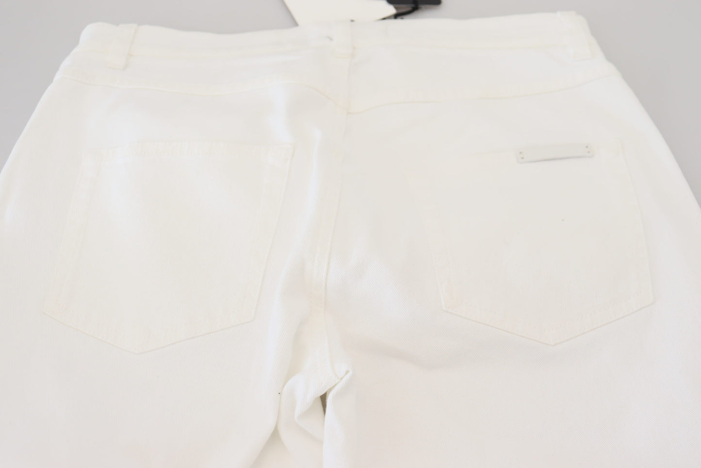 Vaqueros ajustados con bordado floral blanco