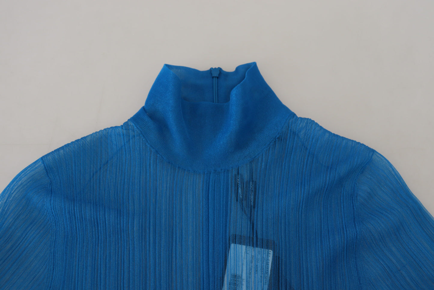 Blusa de manga larga con cuello alto y malla azul