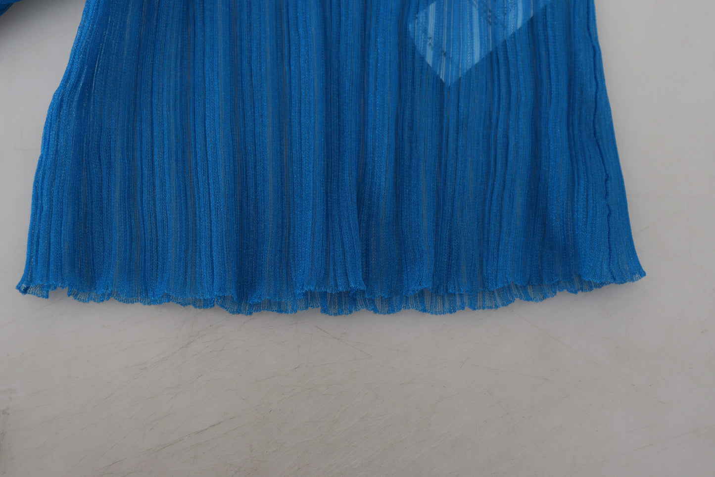 Blusa de manga larga con cuello alto y malla azul