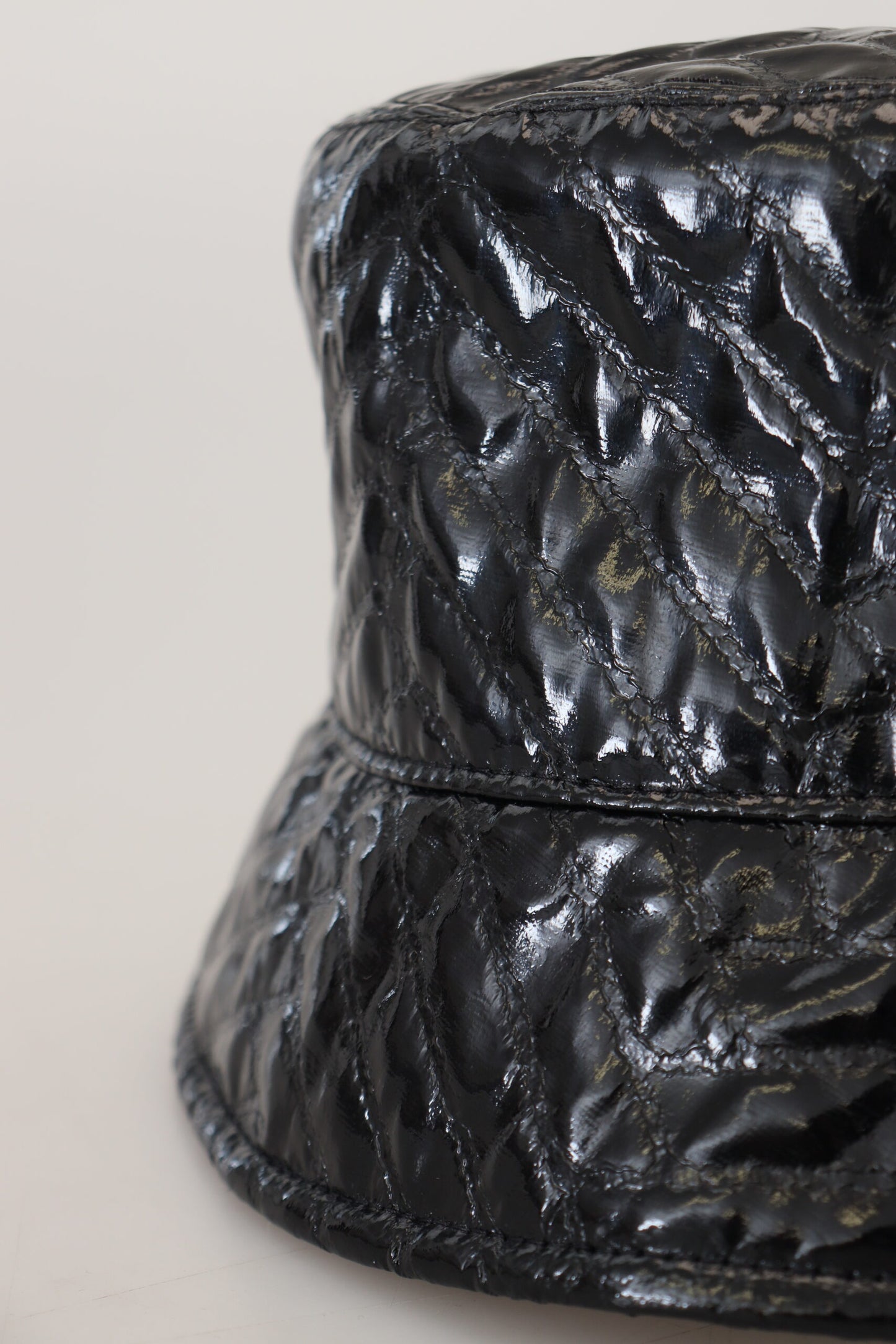 Chapeau bob noir matelassé en similicuir pour femme