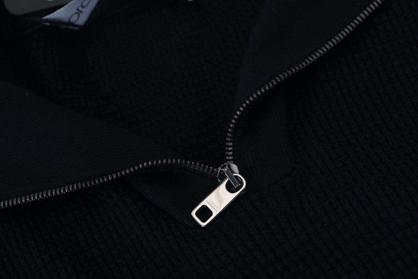 Pull col roulé en soie noire