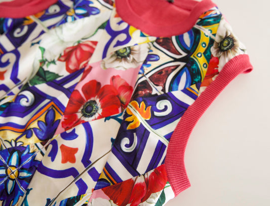 Camiseta sin mangas con cuello redondo y estampado floral de mayólica multicolor
