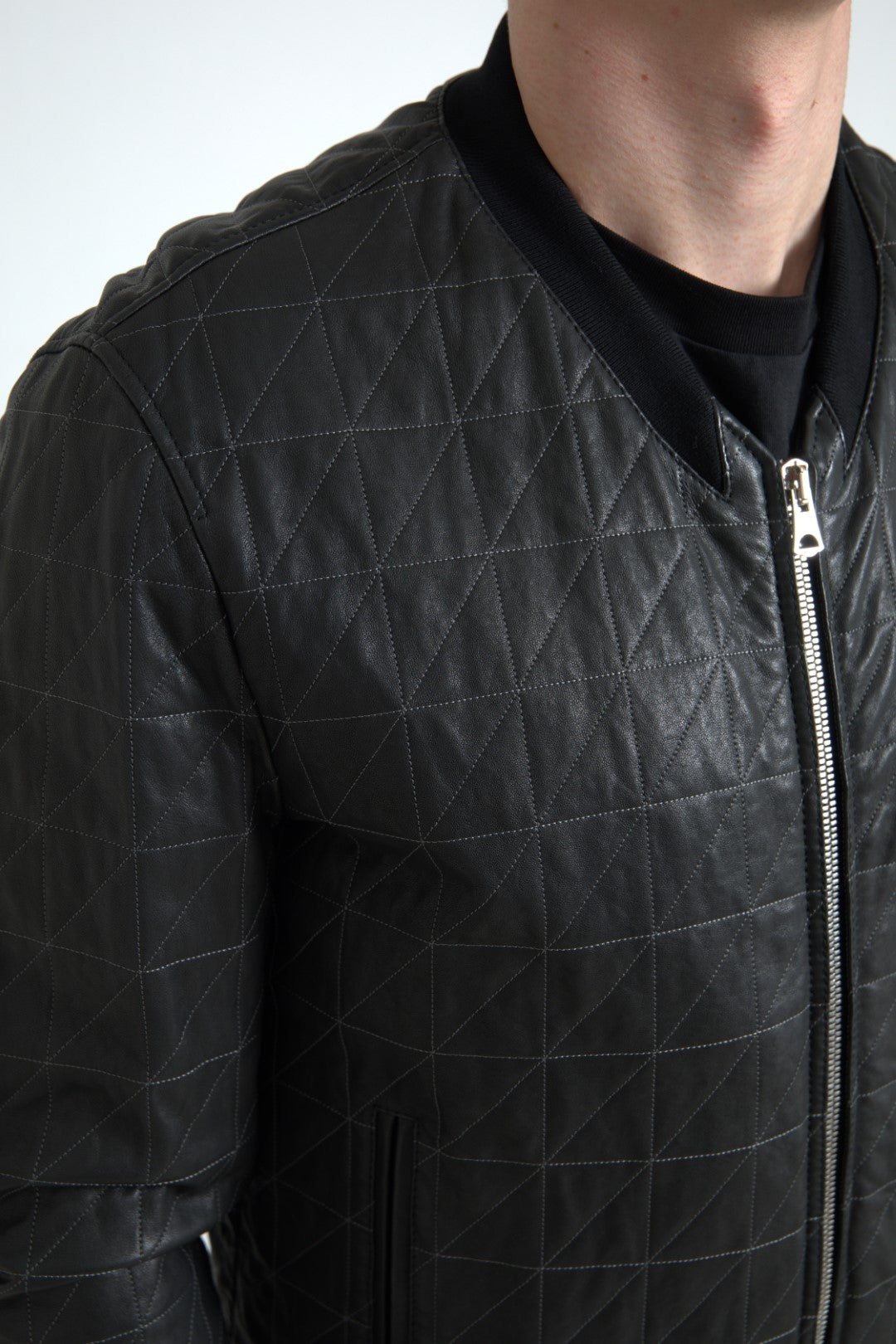 Blouson aviateur en cuir noir avec fermeture éclair intégrale