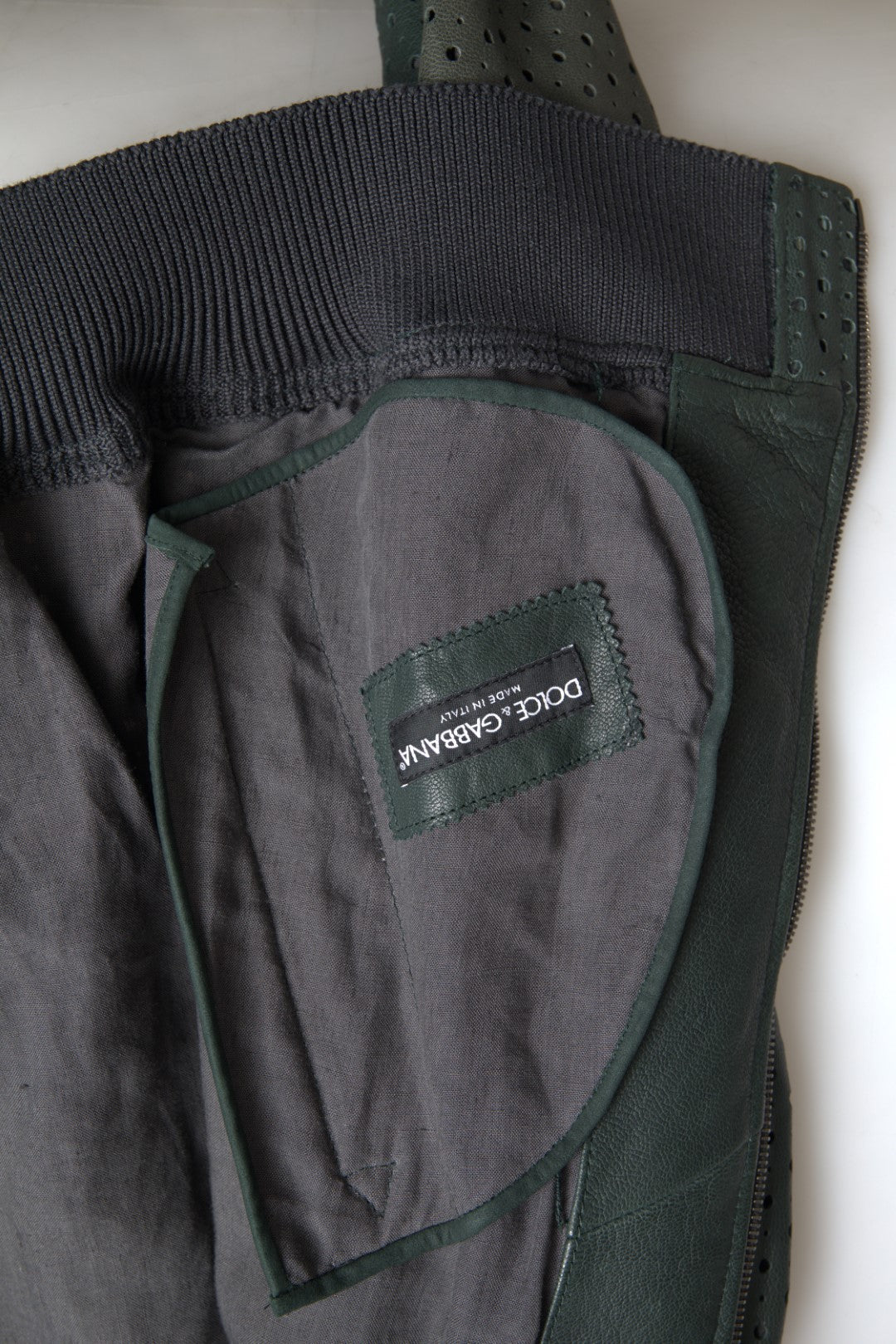 Blouson aviateur en cuir perforé vert