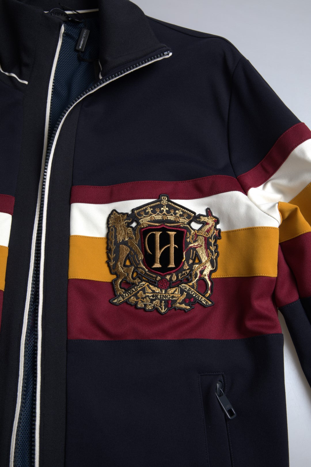 Pull zippé bleu à motif héraldique
