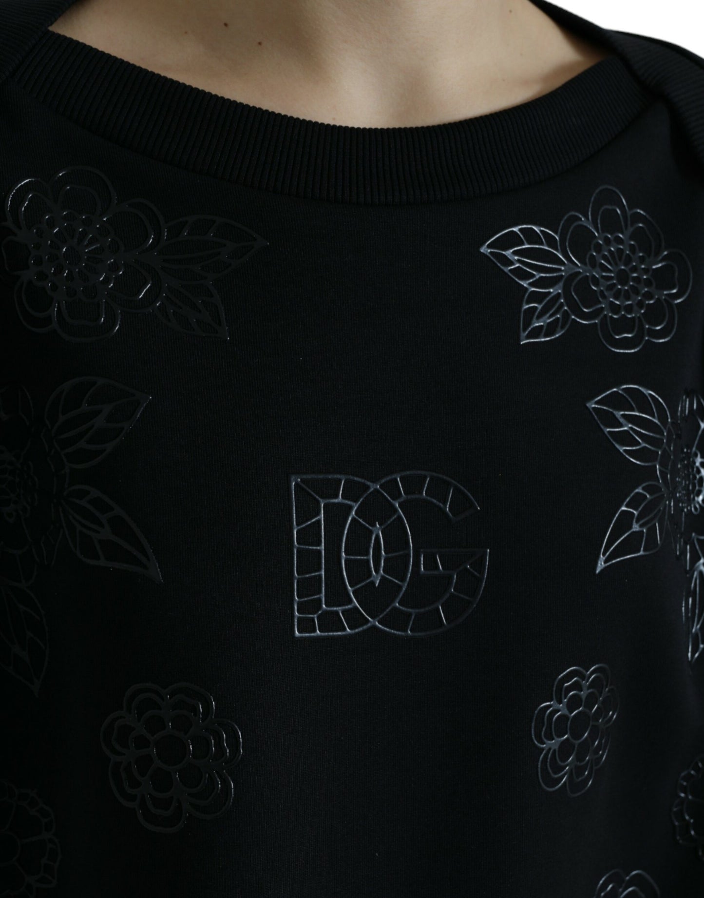 Pull noir avec logo floral appliqué