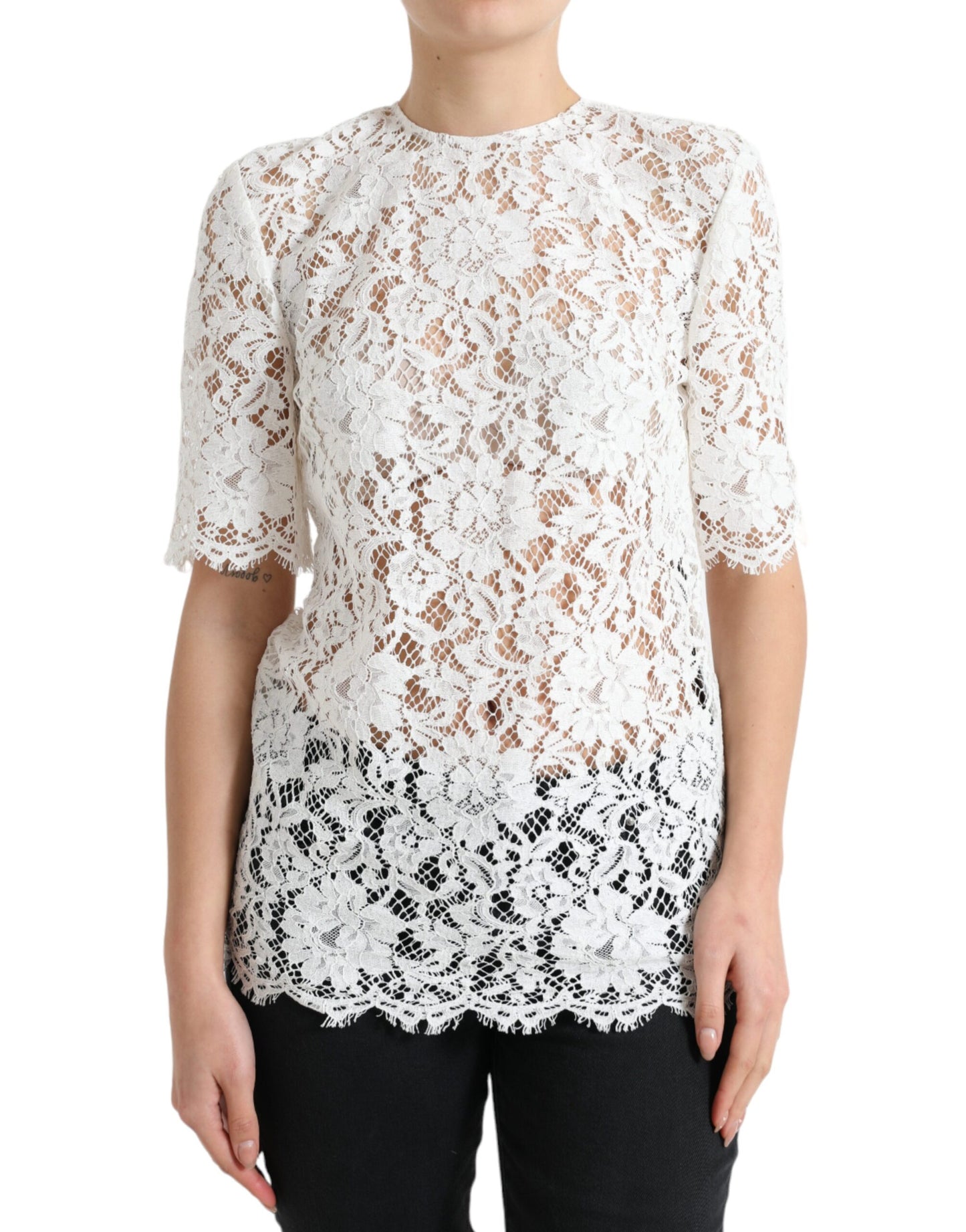 Blusa de algodón con cuello redondo y encaje floral blanco