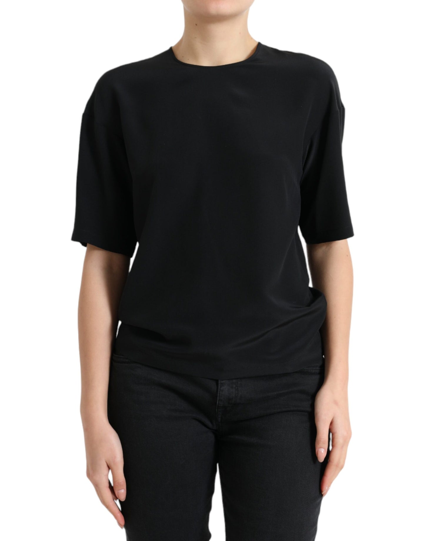 Blusa de seda negra con cuello redondo y manga corta