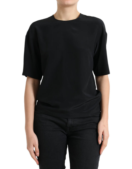 Blusa de seda negra con cuello redondo y manga corta
