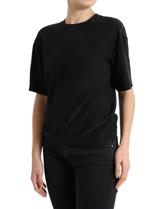 Blusa de seda negra con cuello redondo y manga corta