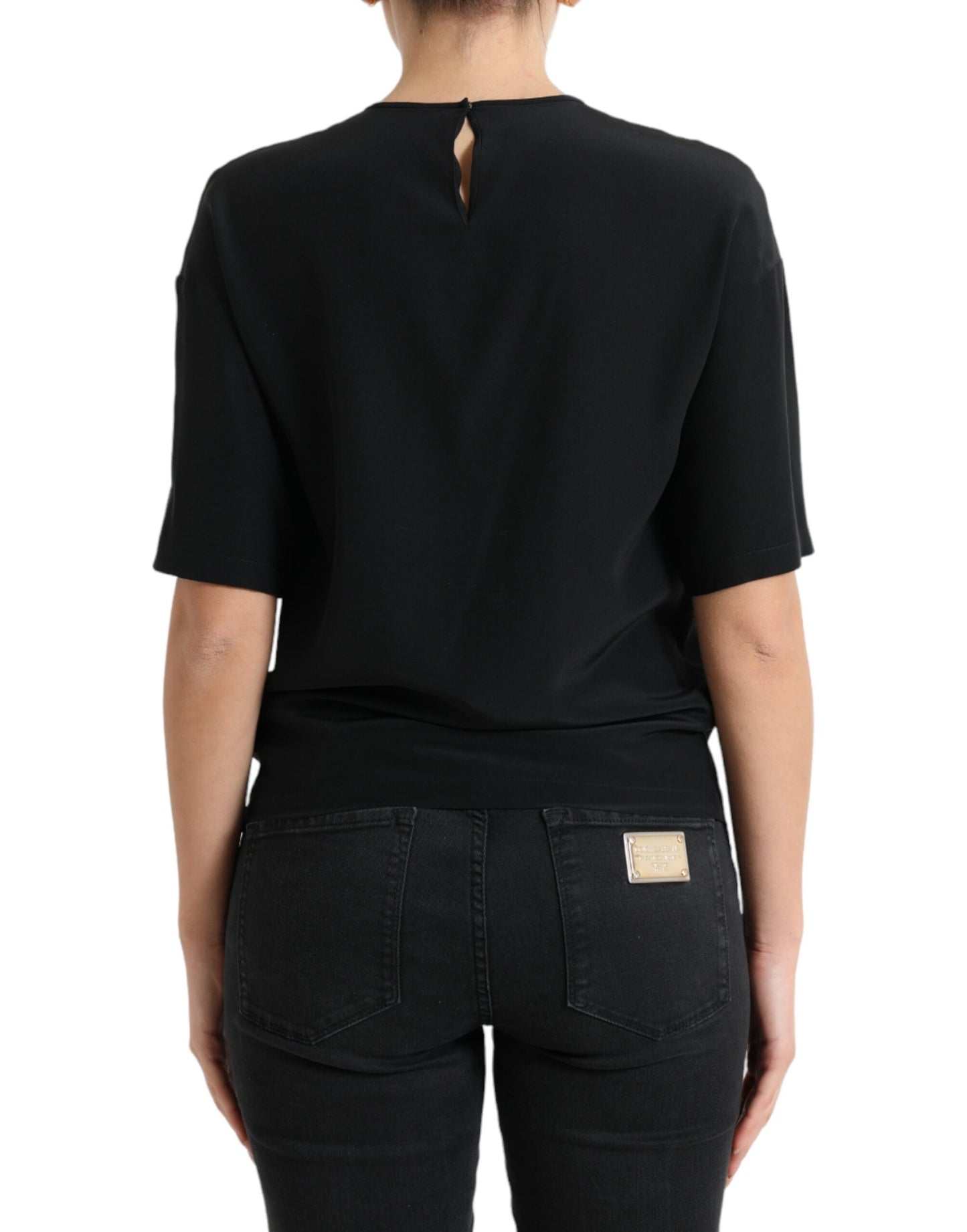 Blusa de seda negra con cuello redondo y manga corta