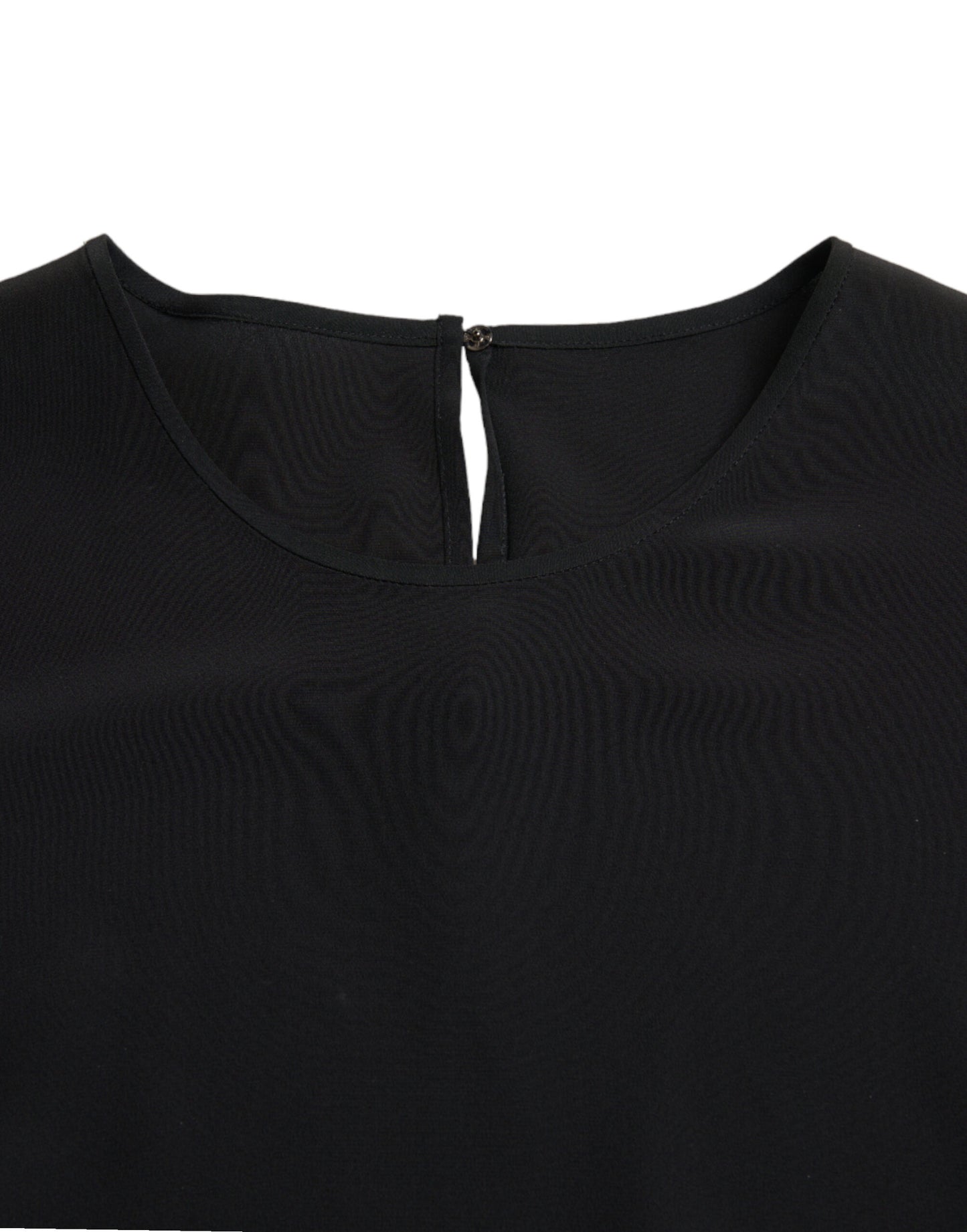 Blusa de seda negra con cuello redondo y manga corta