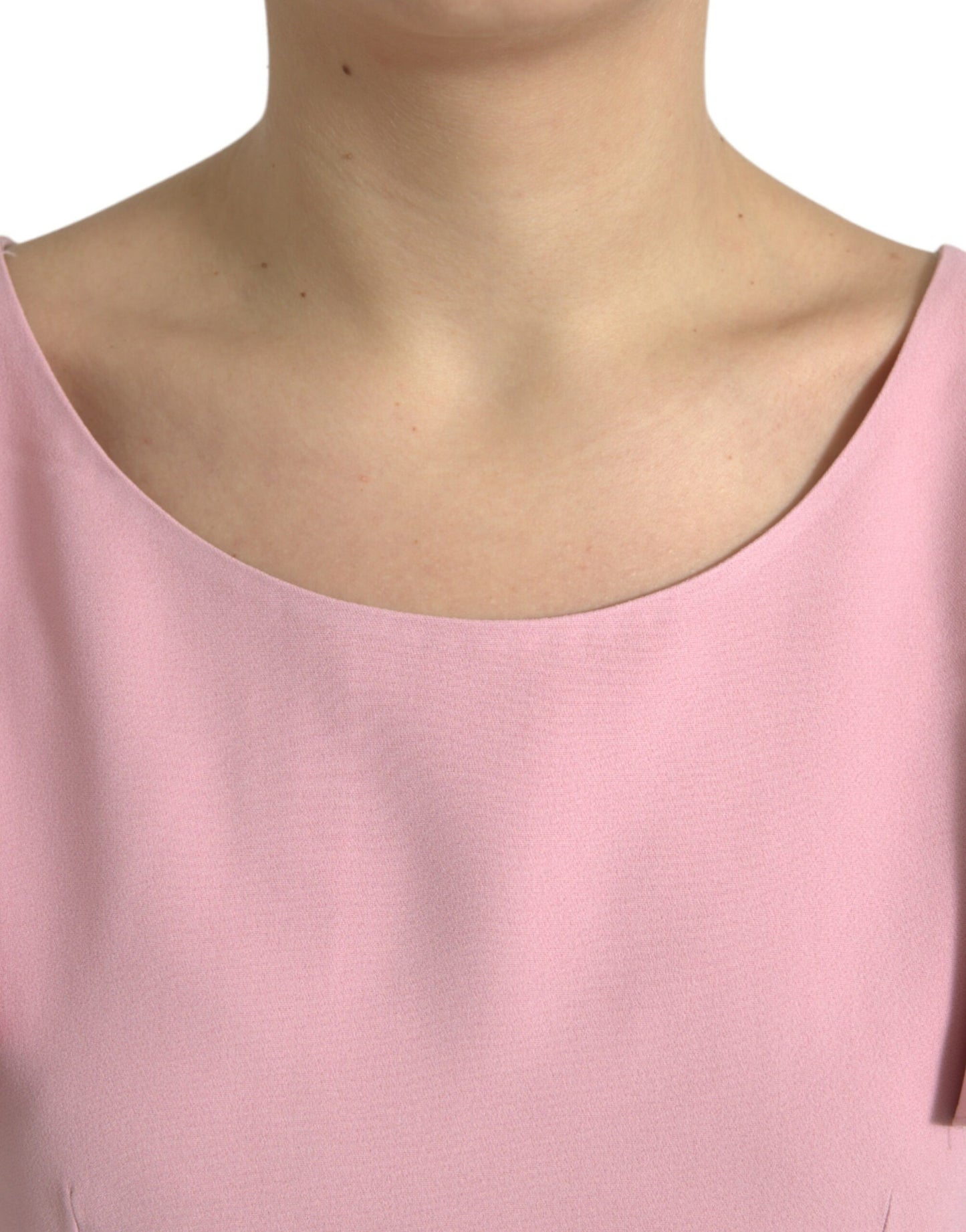 Blusa rosa de manga corta con cuello redondo