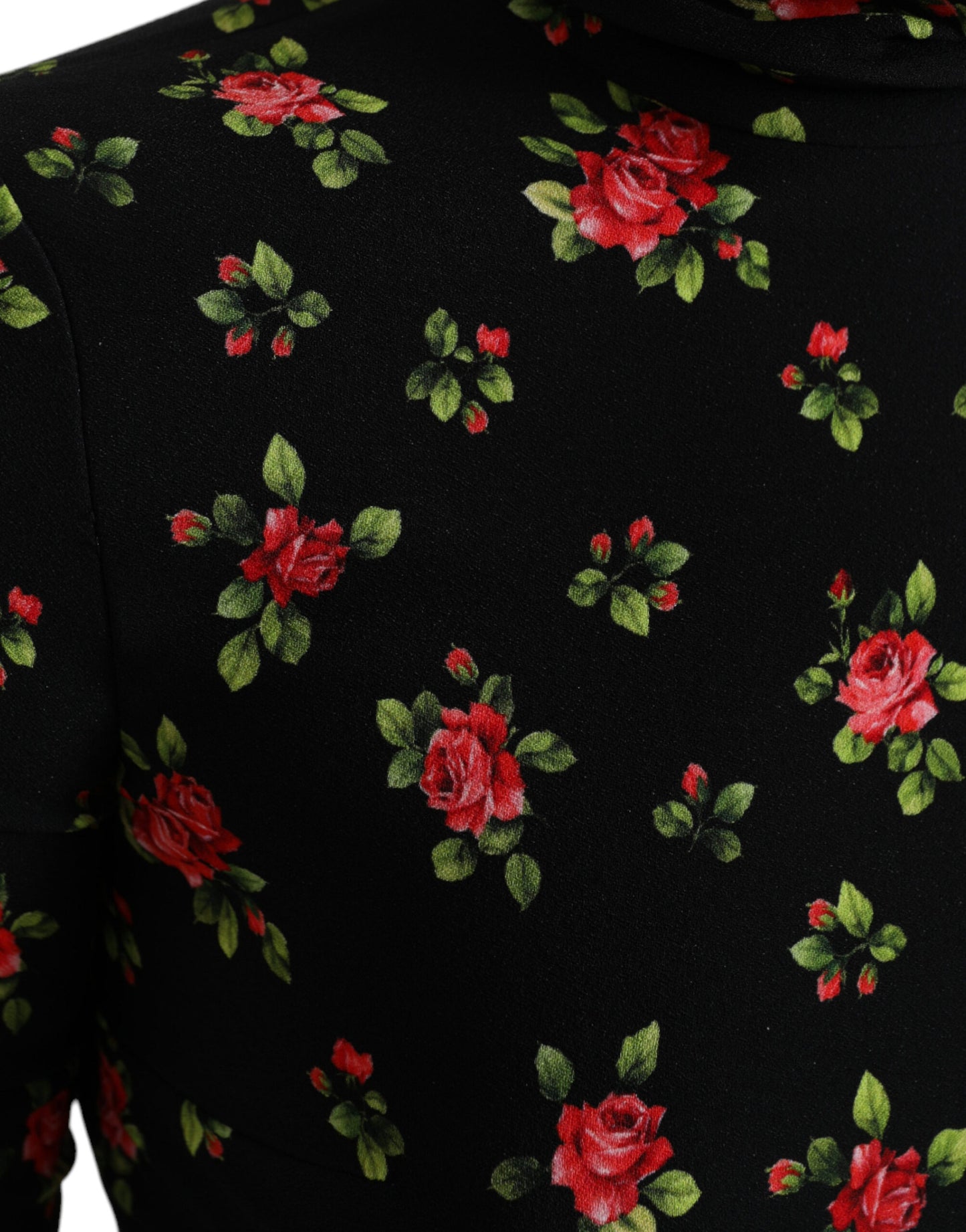 Blusa de cuello alto con estampado de rosas negras