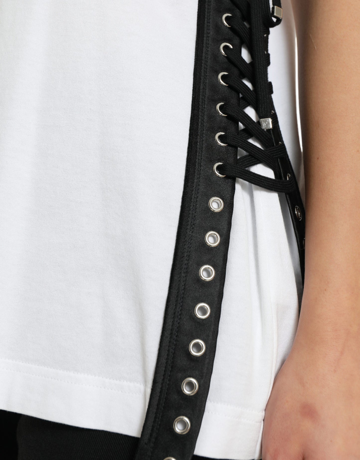 Camiseta blanca con estampado de eslogan y detalle de cordones