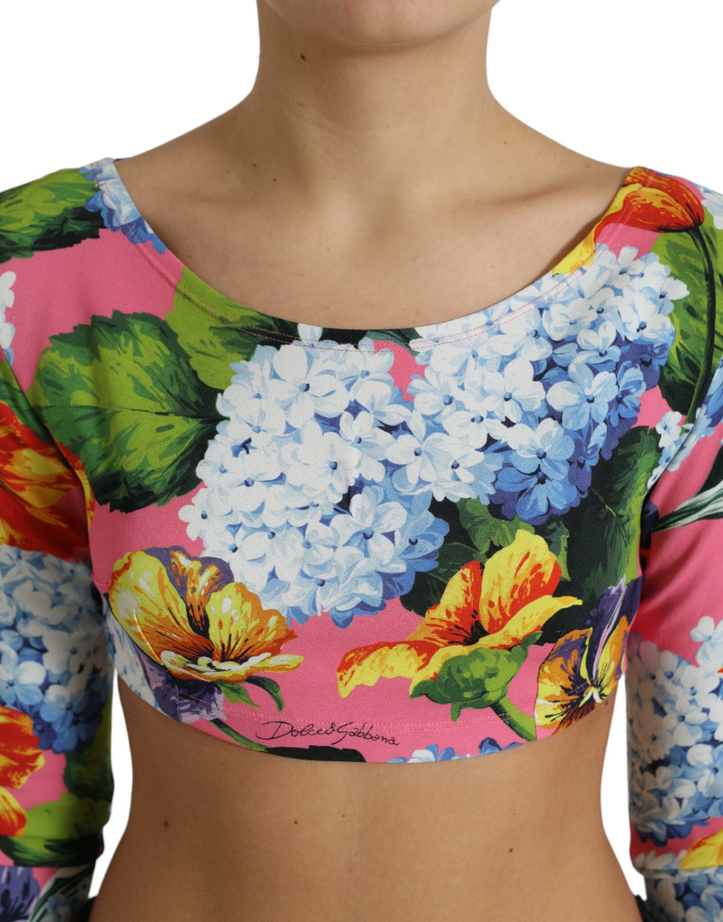 Top corto de manga larga con estampado floral multicolor