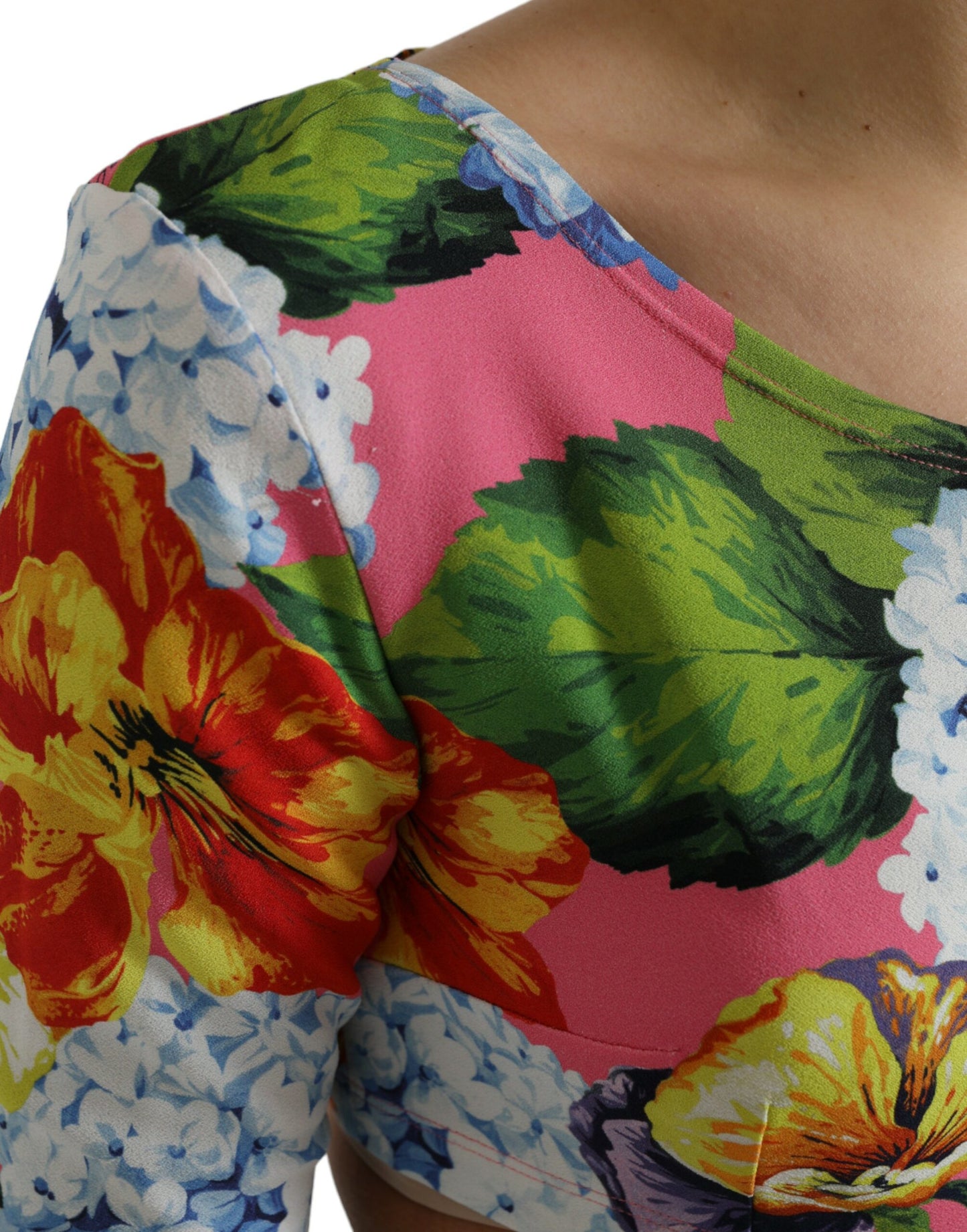 Top corto de manga larga con estampado floral multicolor