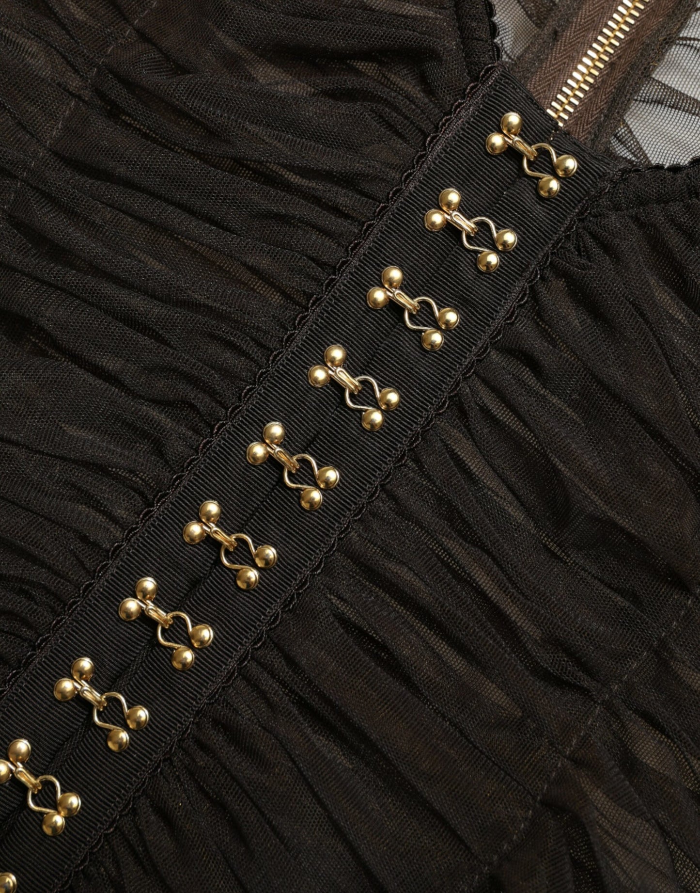 Top corto elástico de nailon con adornos marrones