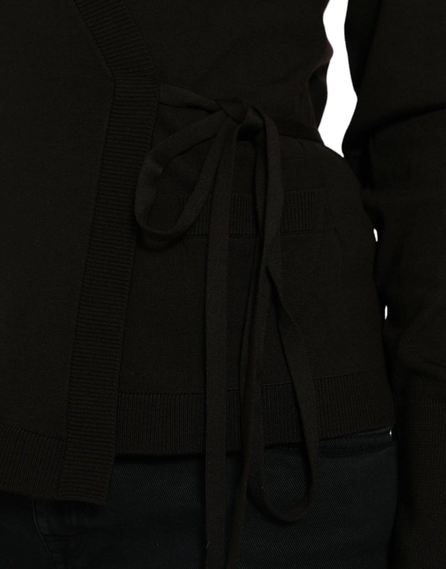 Suéter tipo cárdigan cruzado de lana negra con cuello en V