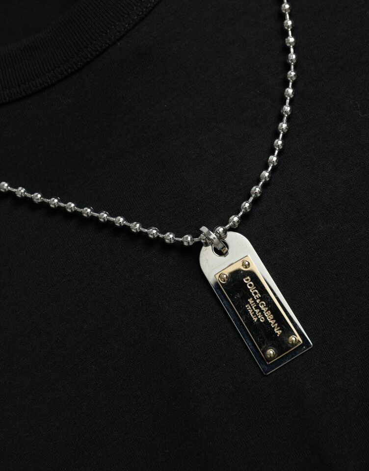 T-shirt à manches courtes avec chaîne en argent noir