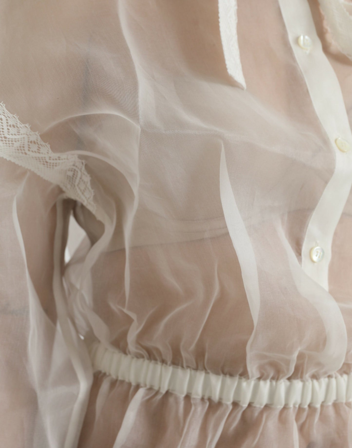 Top de seda blanca de manga larga con cuello Ascot