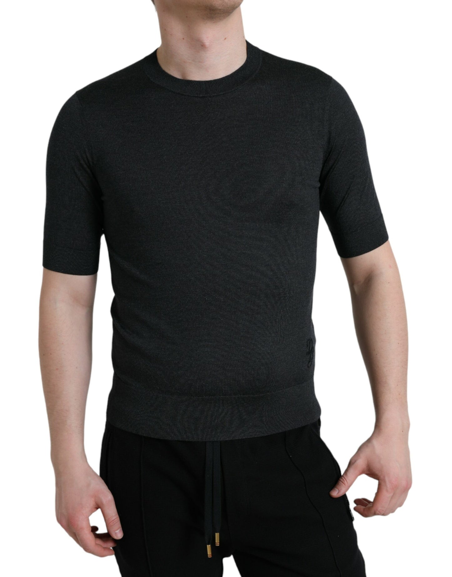 T-shirt gris foncé à col ras du cou et manches courtes