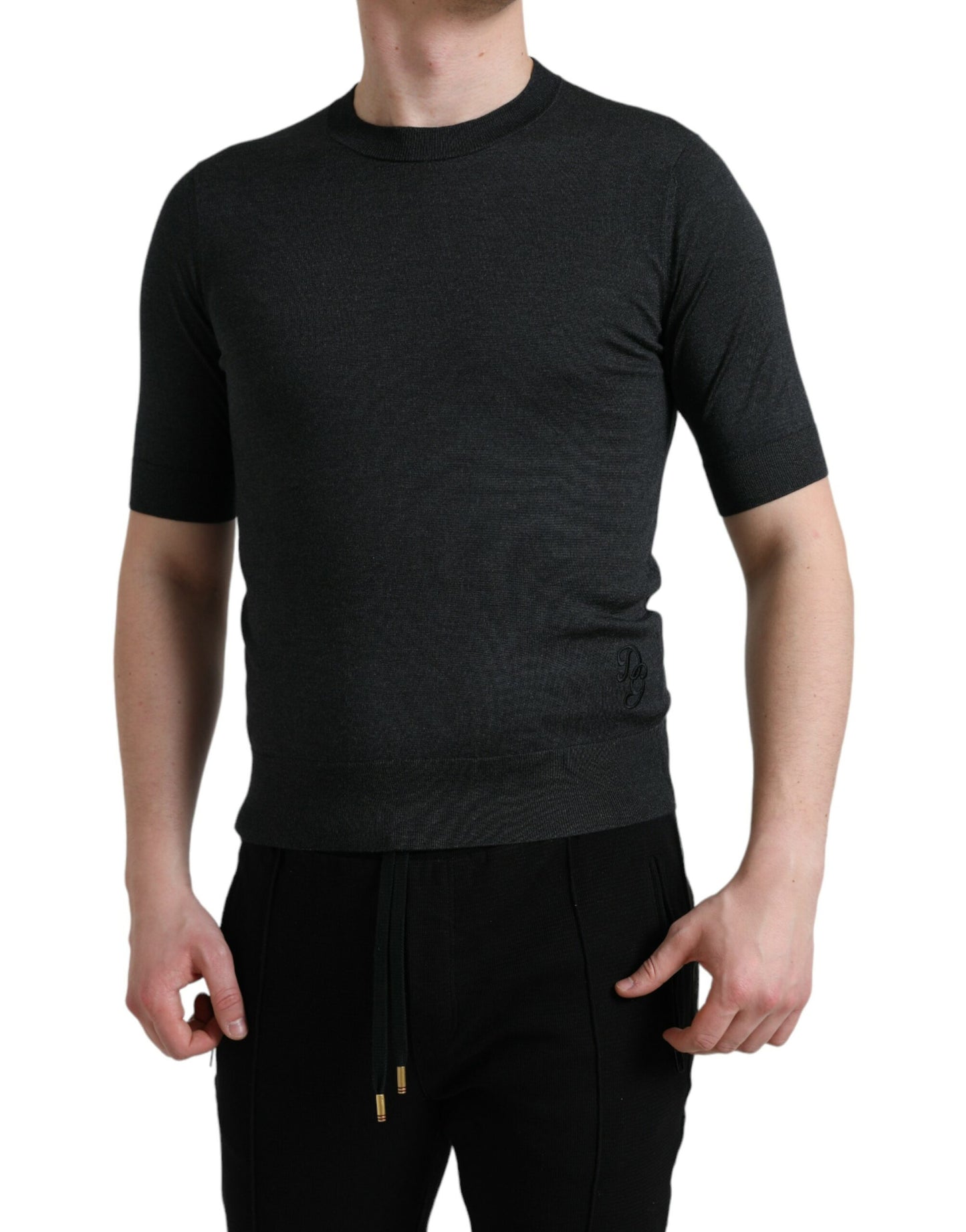 T-shirt gris foncé à col ras du cou et manches courtes
