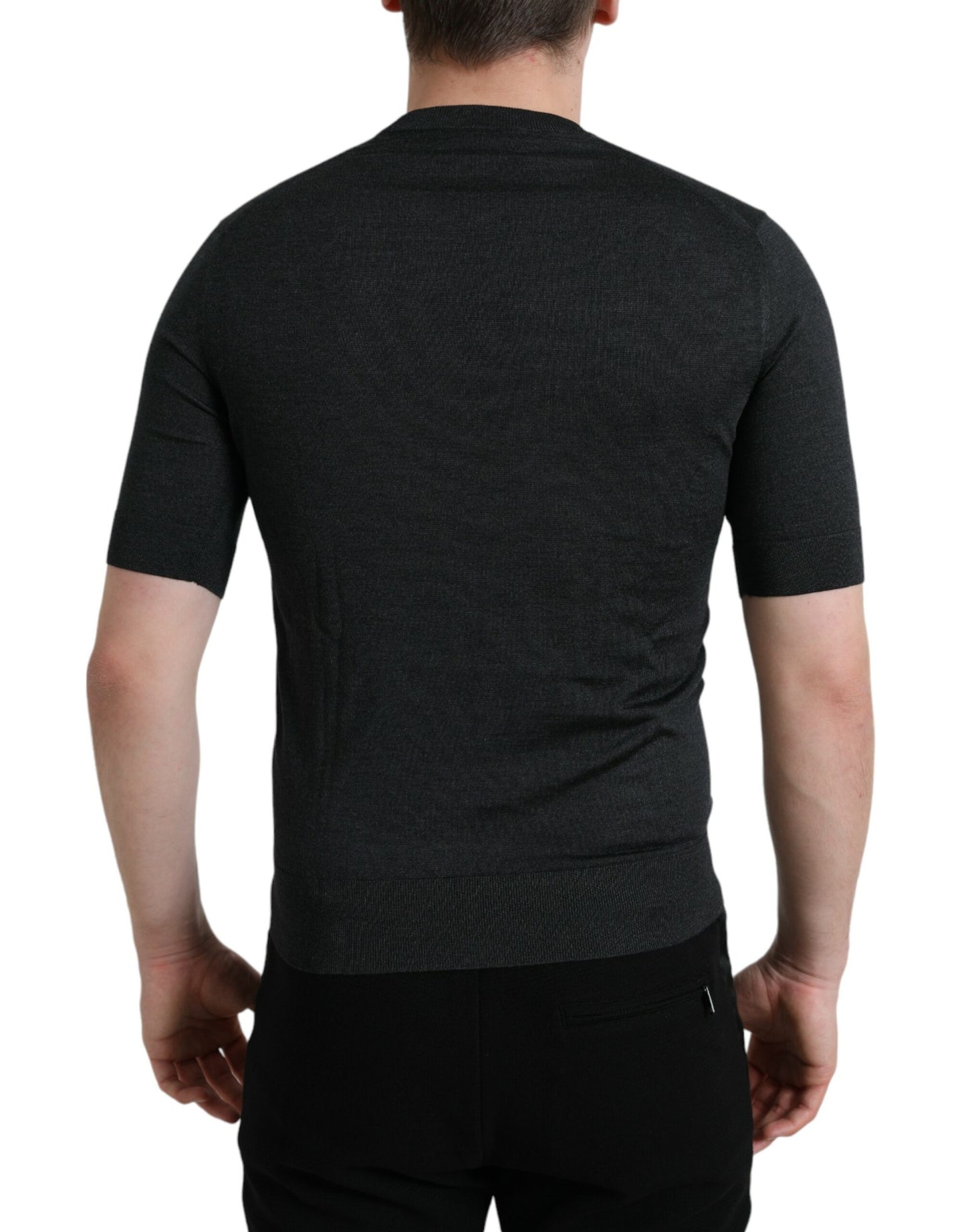 T-shirt gris foncé à col ras du cou et manches courtes