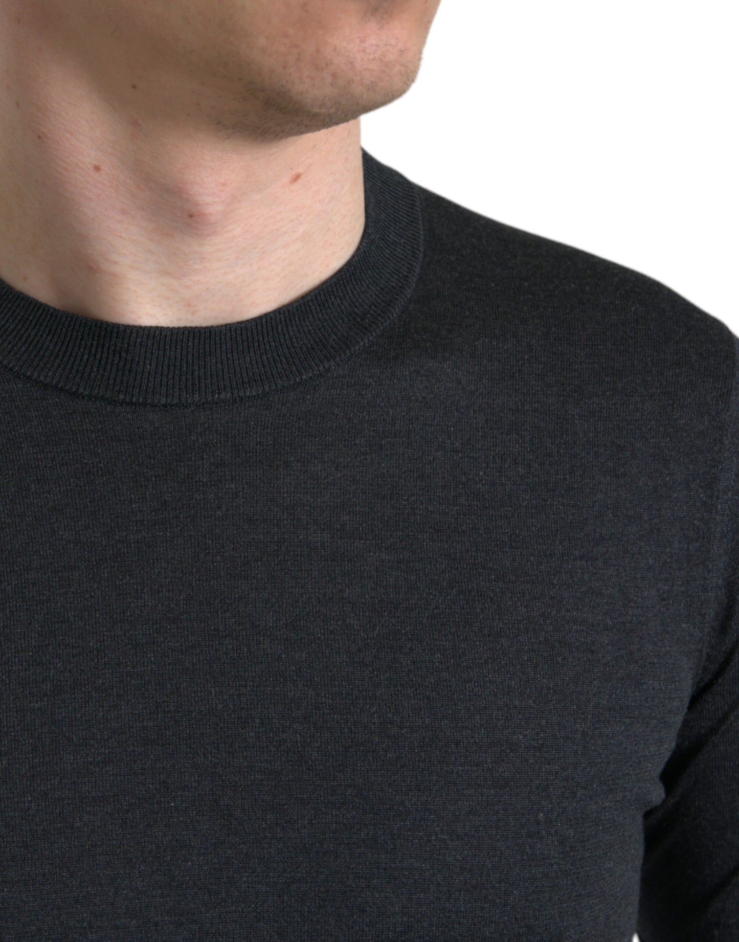 T-shirt gris foncé à col ras du cou et manches courtes