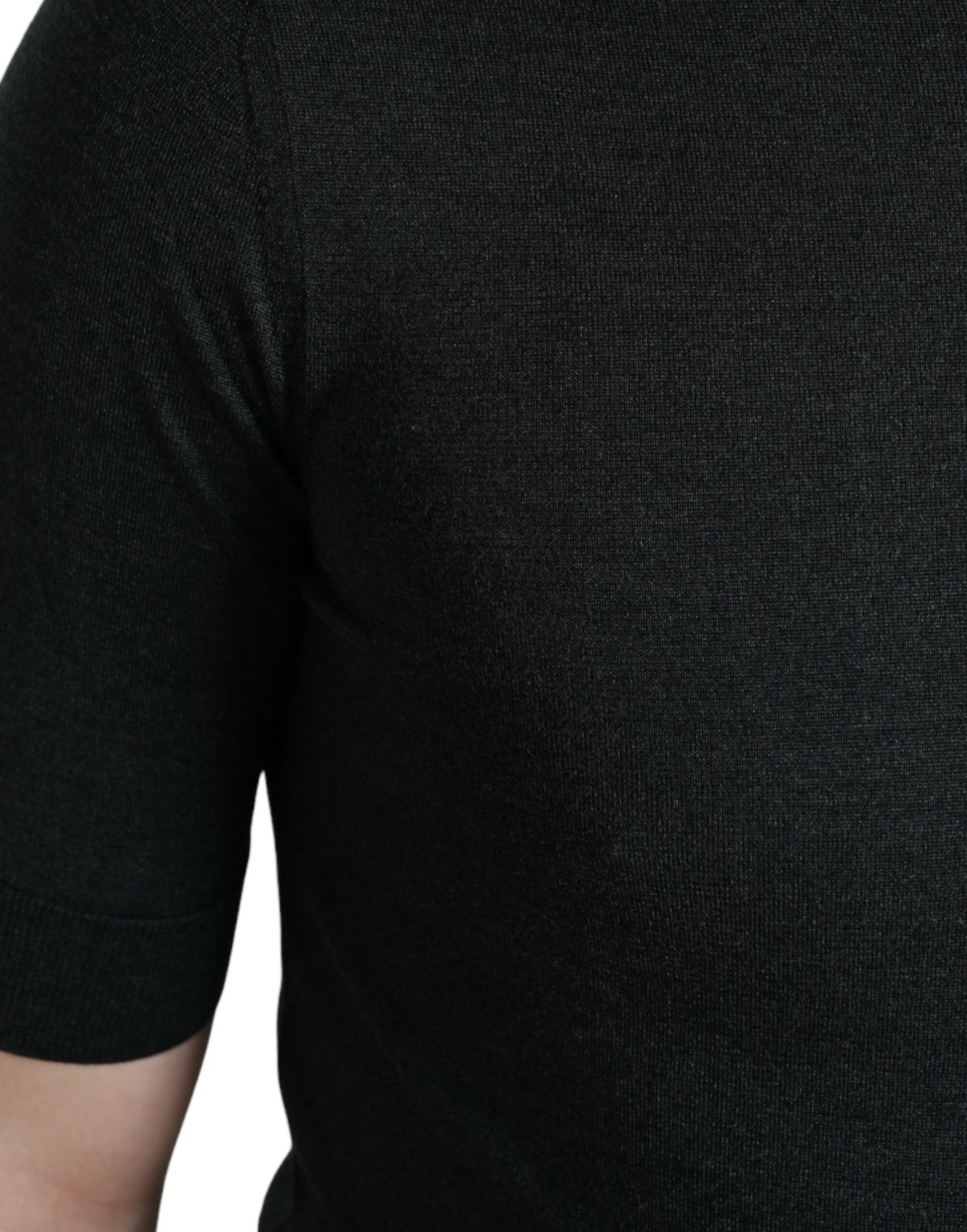 T-shirt gris foncé à col ras du cou et manches courtes