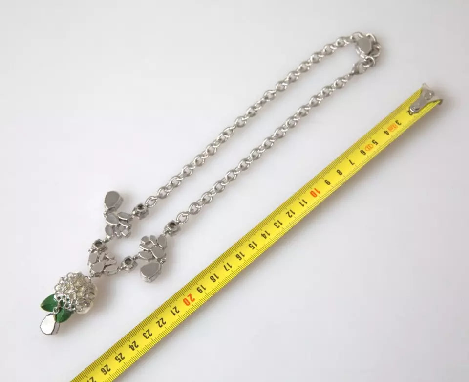 Collar con colgantes de rosas de cristal transparente de latón plateado