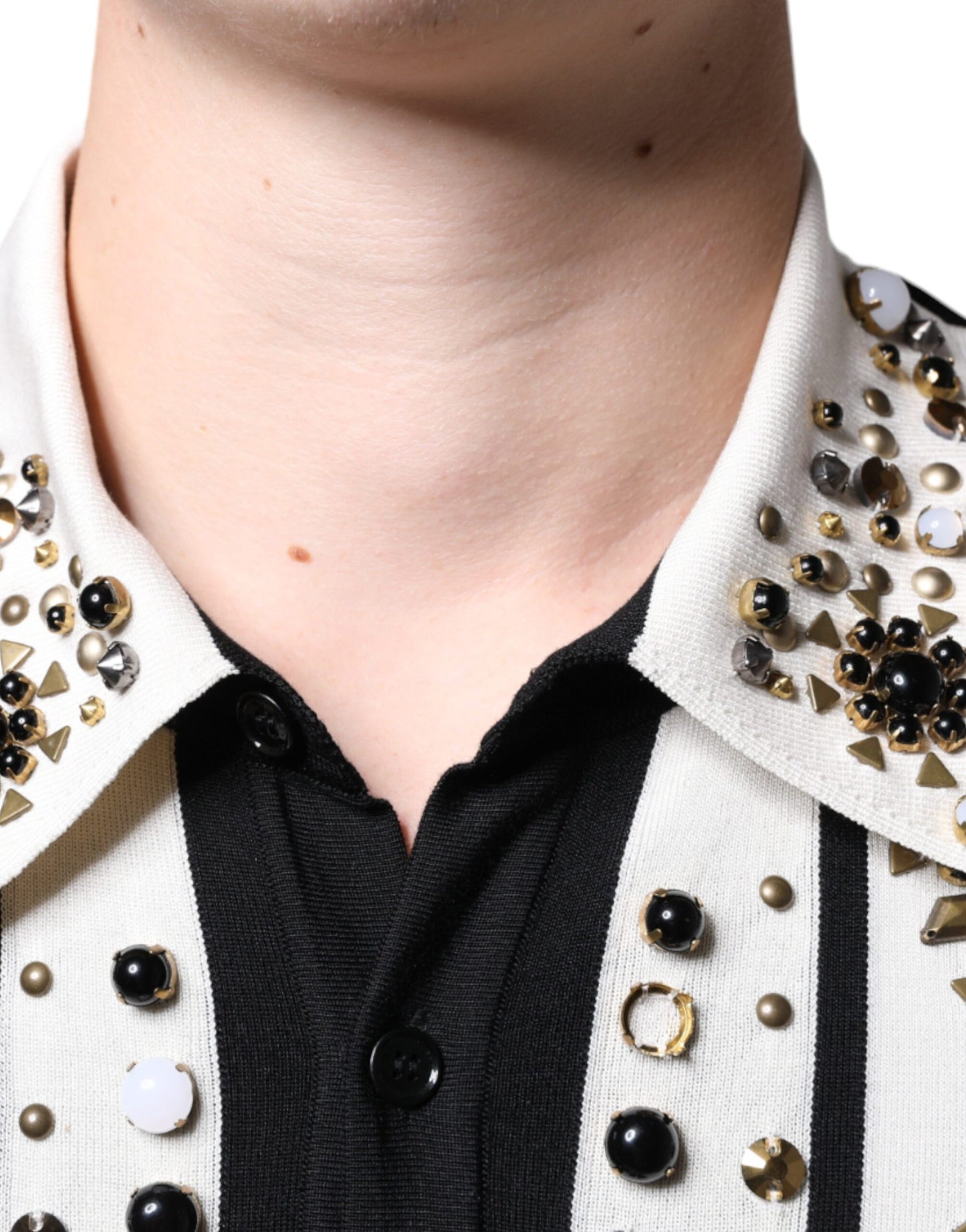Camisa de seda blanca y negra con cristales tachonados