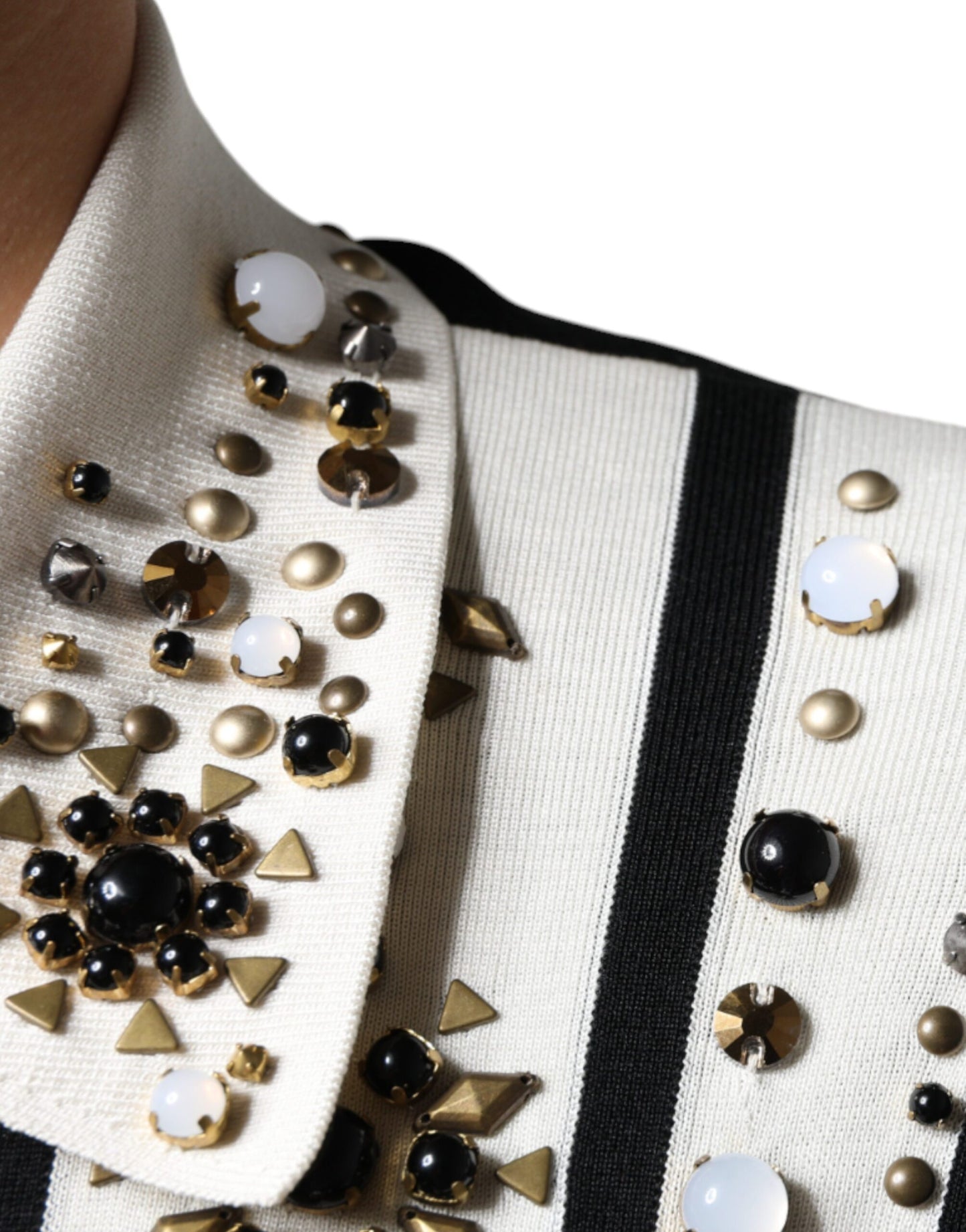 Camisa de seda blanca y negra con cristales tachonados