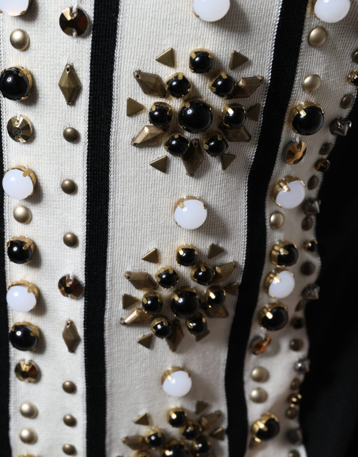 Camisa de seda blanca y negra con cristales tachonados