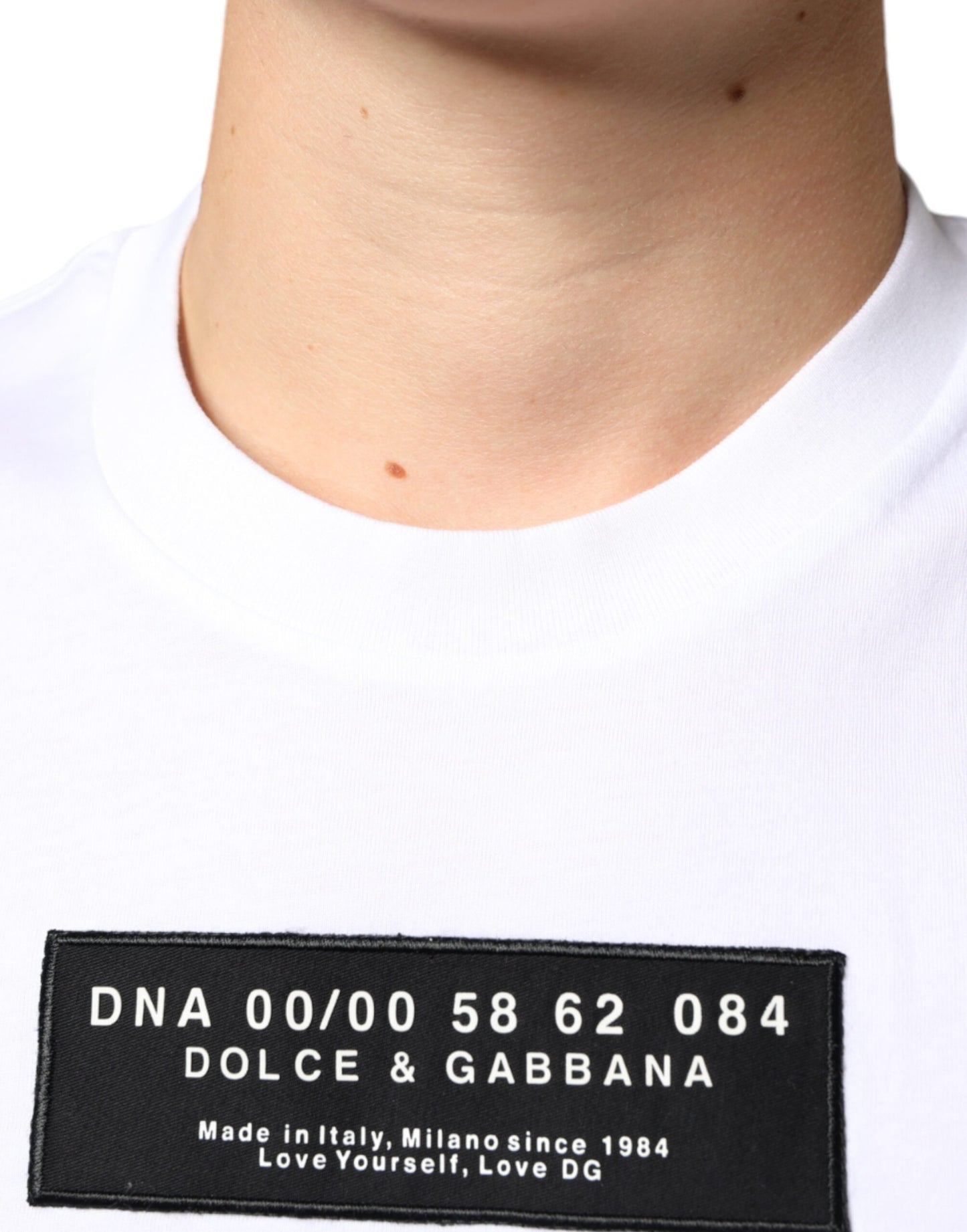 T-shirt décontracté en coton blanc avec appliqué DG