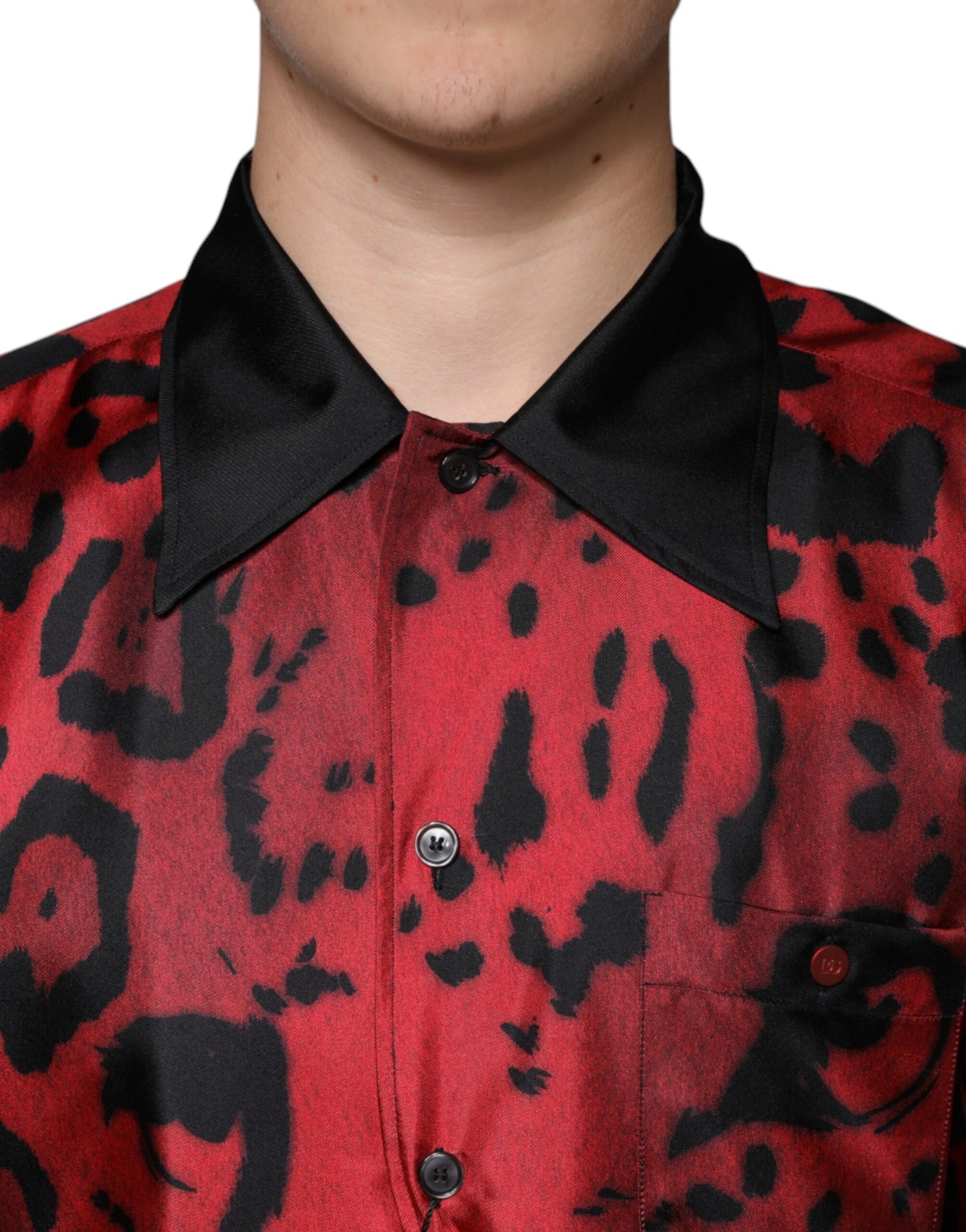 Chemise décontractée boutonnée en soie à imprimé léopard rouge