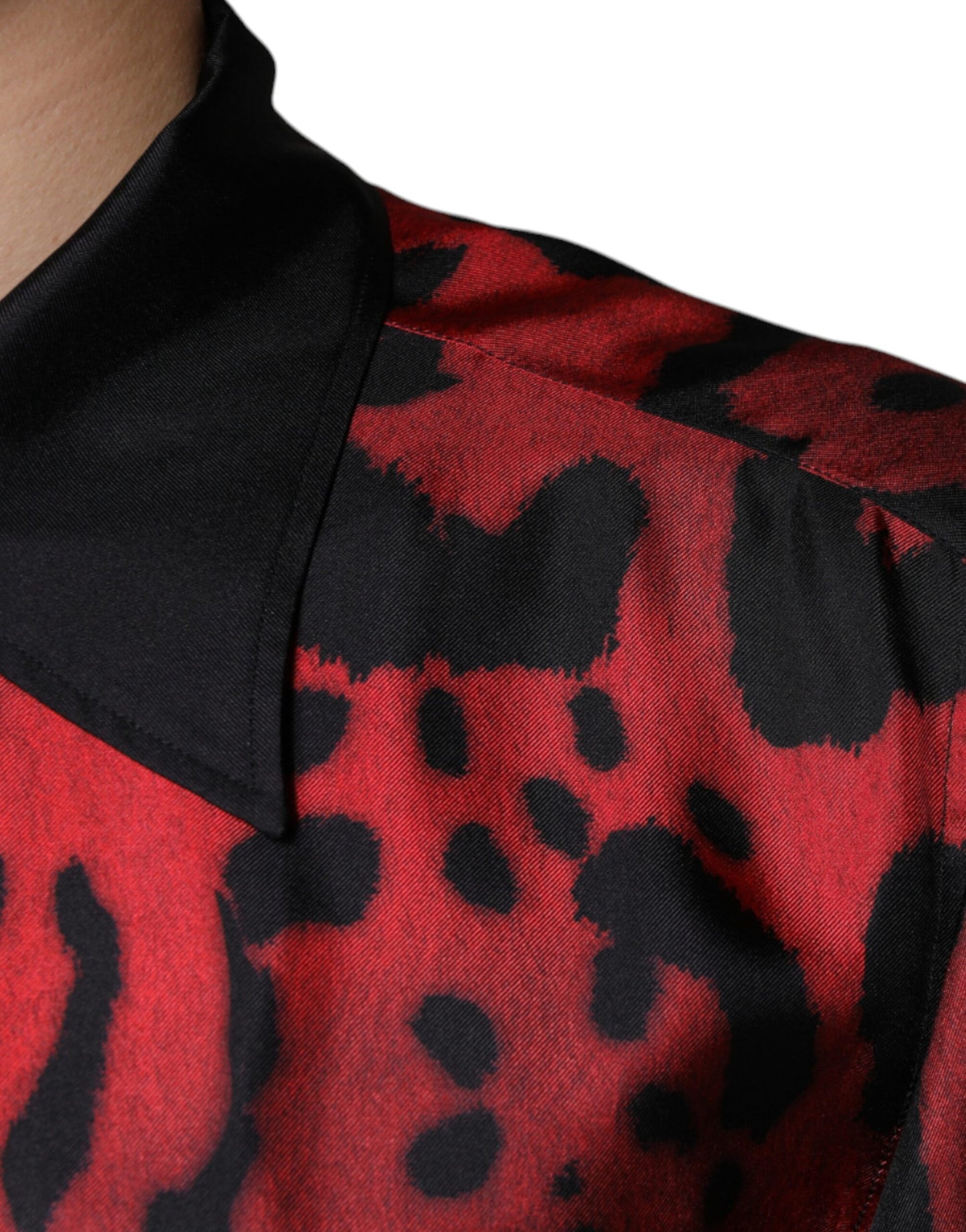 Chemise décontractée boutonnée en soie à imprimé léopard rouge