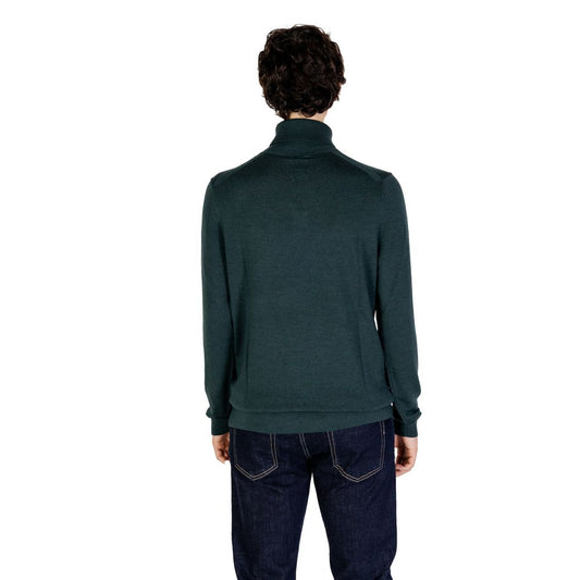 Cuello alto de lana verde